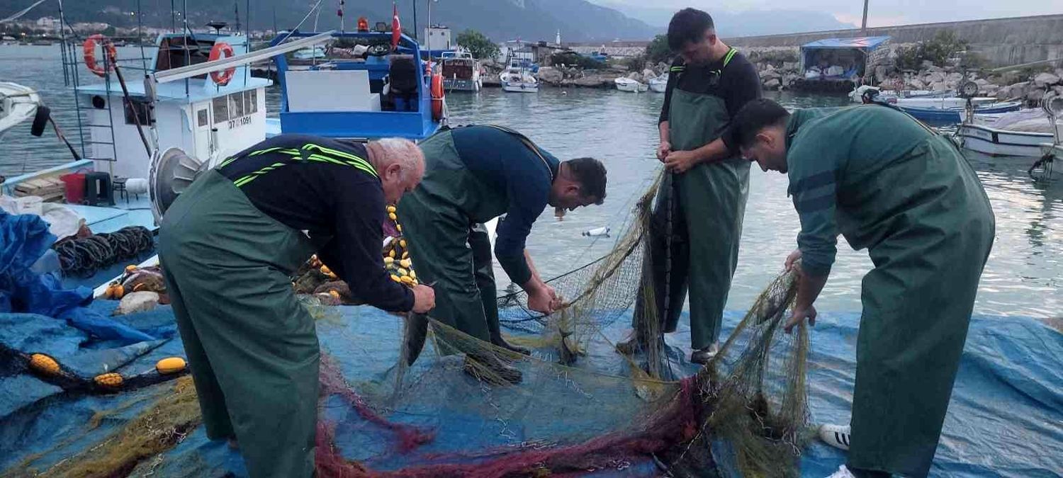 Balık avı için Karadeniz'e açılan tekneler, boş dönmüyor