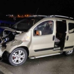 D100’de hafif ticari araç bariyerlere çarptı: 4 yaralı