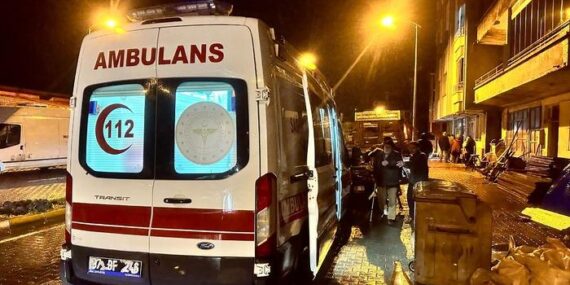 Kastamonu’da bir evde çıkan yangında yaşlı çift dumandan etkilendi