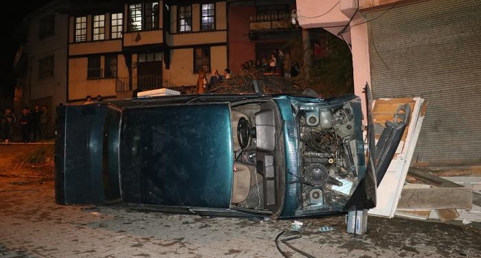 Kastamonu’da devrilen otomobildeki 2 kişi yaralandı