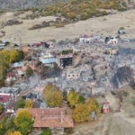 Köyde çıkan yangın savaş alanını aratmadı: 47 evin küle döndüğü yangın havadan görüntülendi