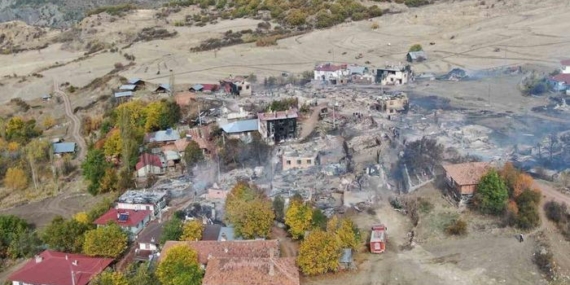 Köyde çıkan yangın savaş alanını aratmadı: 47 evin küle döndüğü yangın havadan görüntülendi