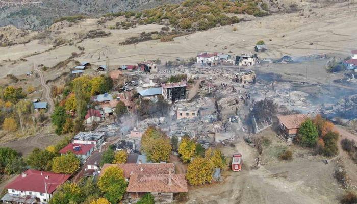 Köyde çıkan yangın savaş alanını aratmadı: 47 evin küle döndüğü yangın havadan görüntülendi