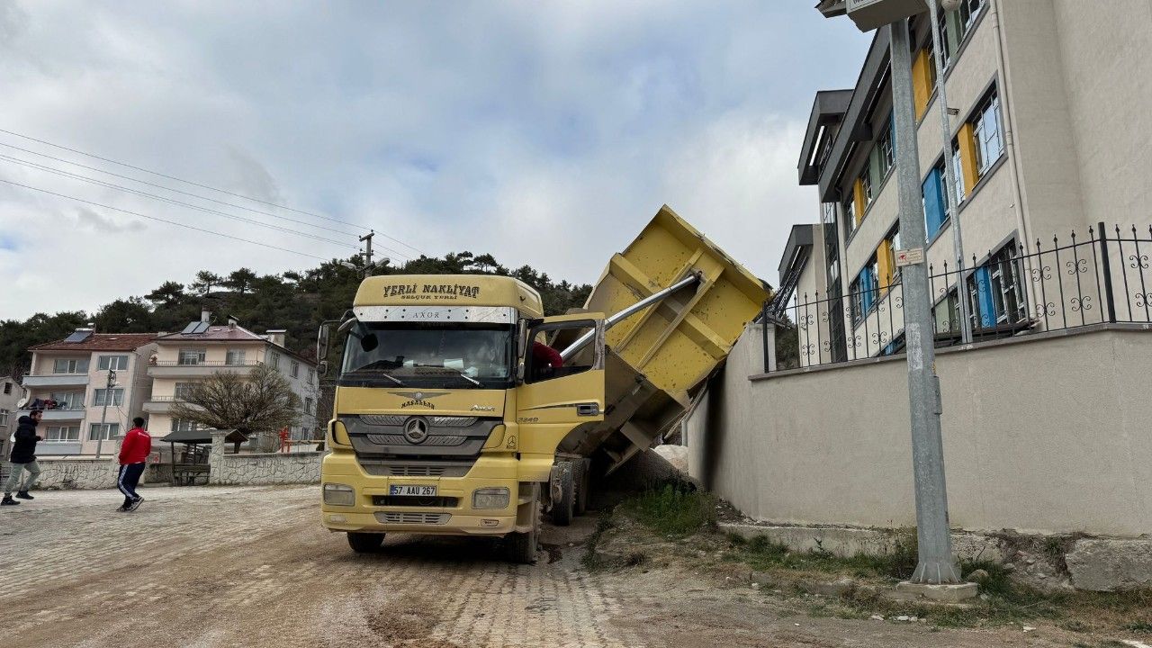 Lise önünde kaza: Hafriyat kamyonu devrildi