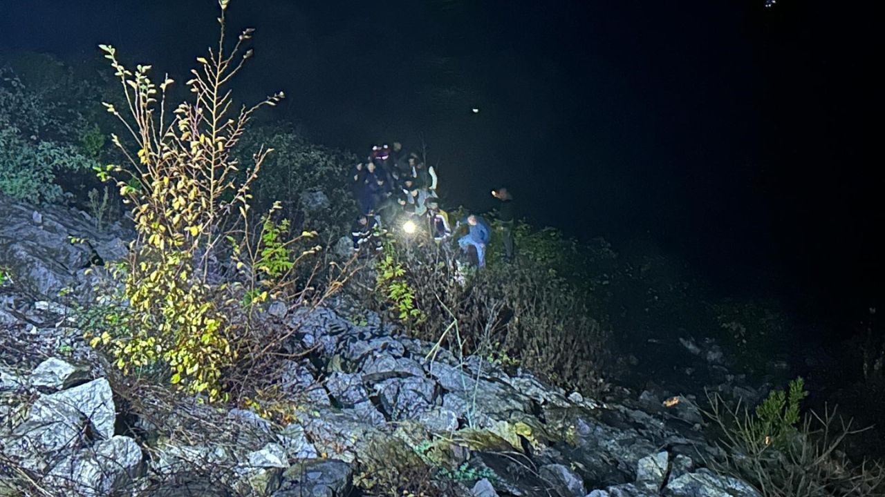 Otomobil şarampole yuvarlandı: Sürücü saatler sonra kurtarıldı!