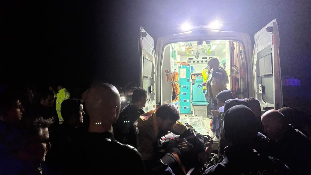 Otomobil şarampole yuvarlandı: Sürücü saatler sonra kurtarıldı!