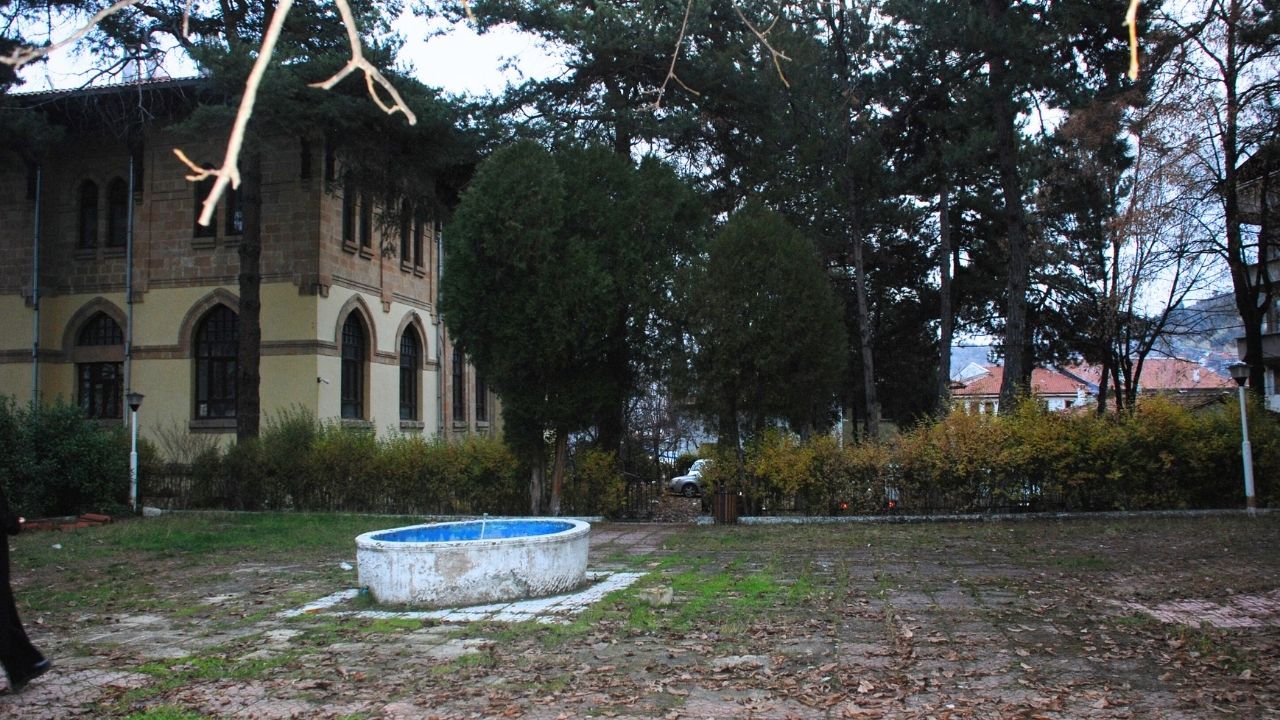 Sarayın bahçesi meyhaneye döndü! Vatandaşlar huzursuz