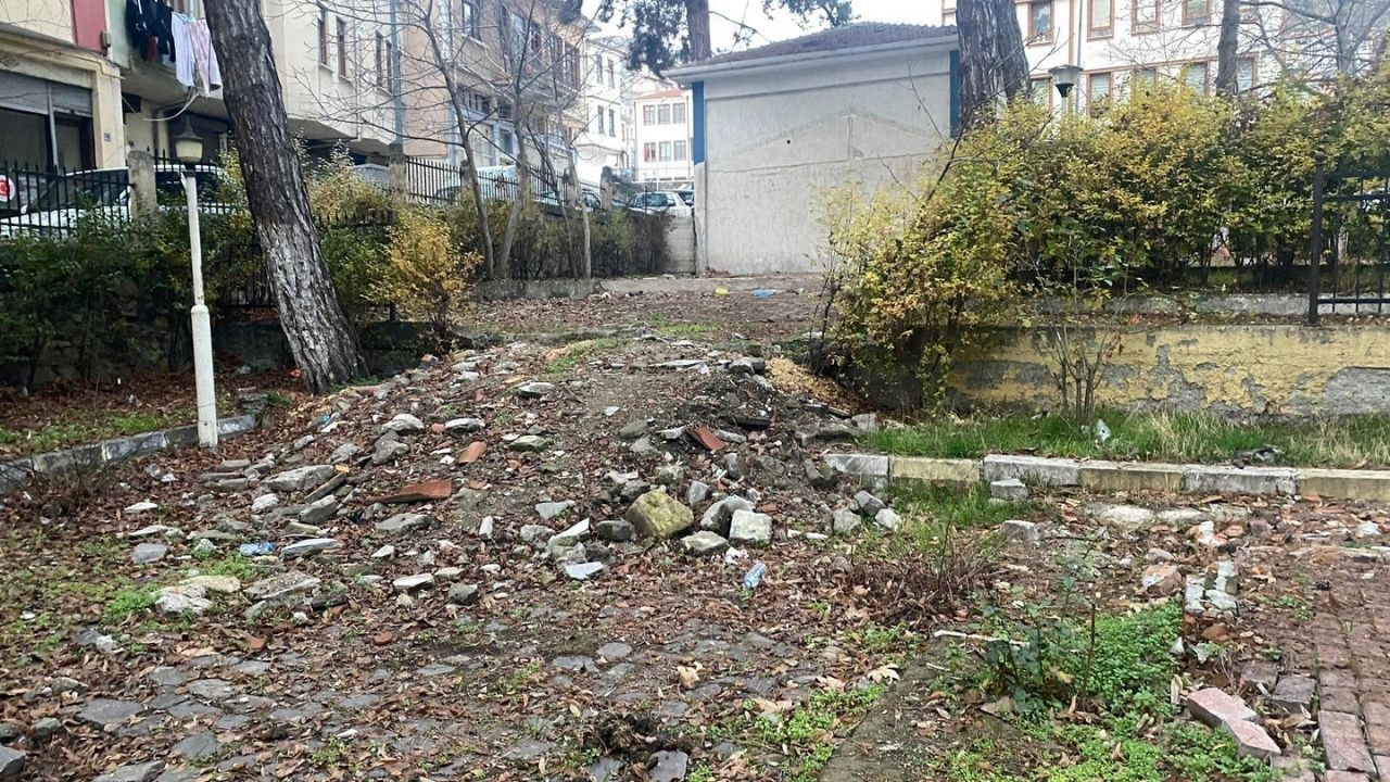 Sarayın bahçesi meyhaneye döndü! Vatandaşlar huzursuz