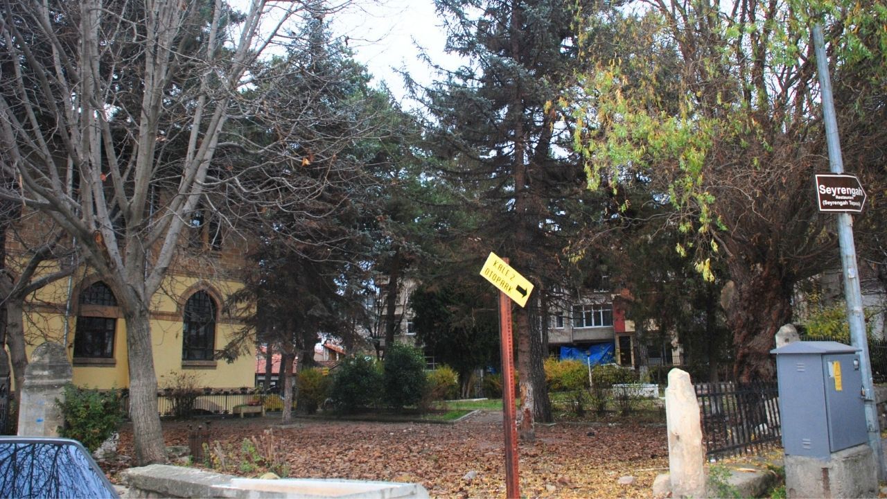 Sarayın bahçesi meyhaneye döndü! Vatandaşlar huzursuz