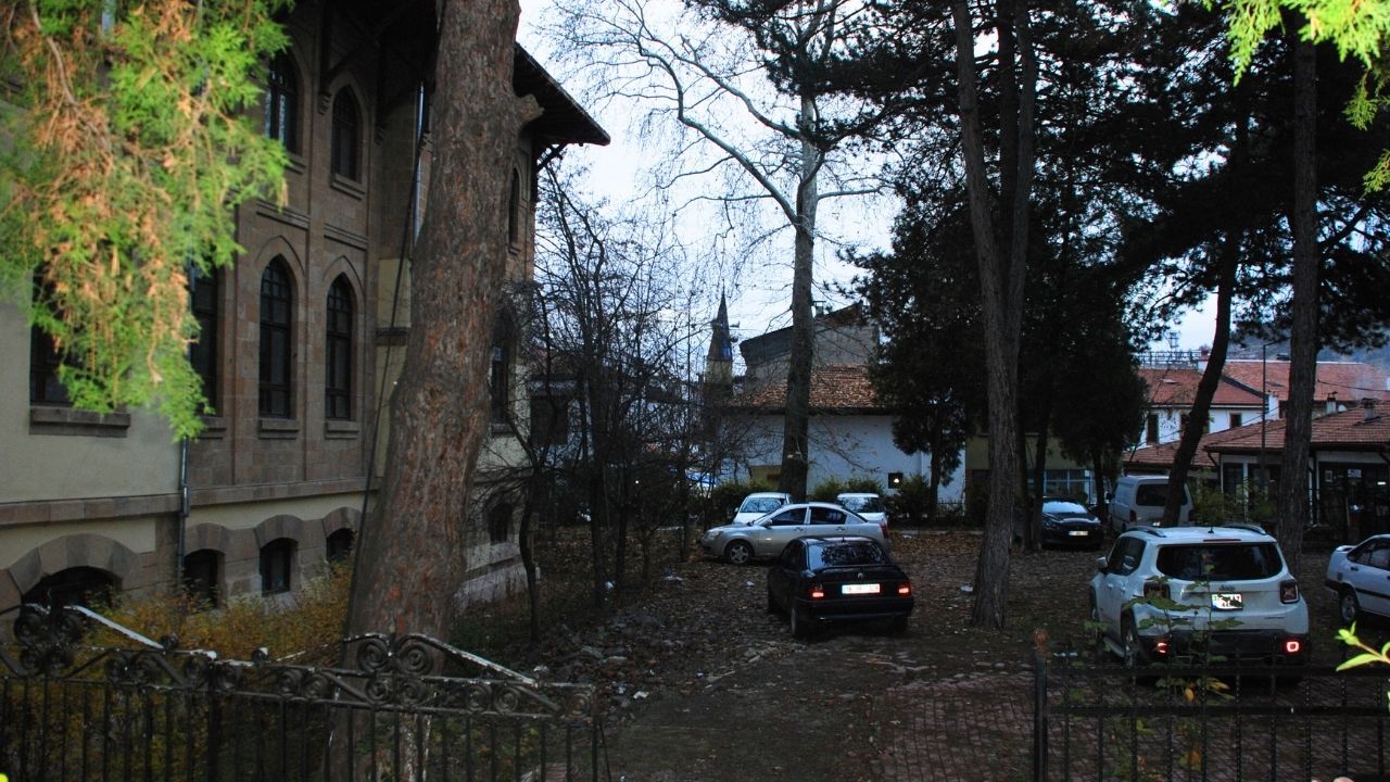 Sarayın bahçesi meyhaneye döndü! Vatandaşlar huzursuz