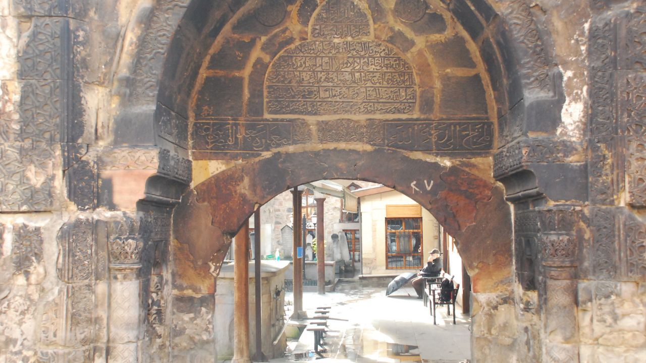 Selçuklu’dan bugüne uzanan asırlık şifahane: Yılanlı Külliyesi