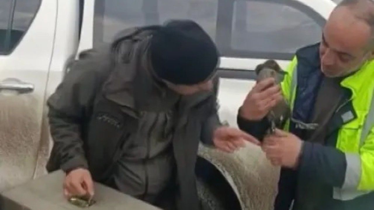 Kurşunlanan ördeğe sahip çıktı