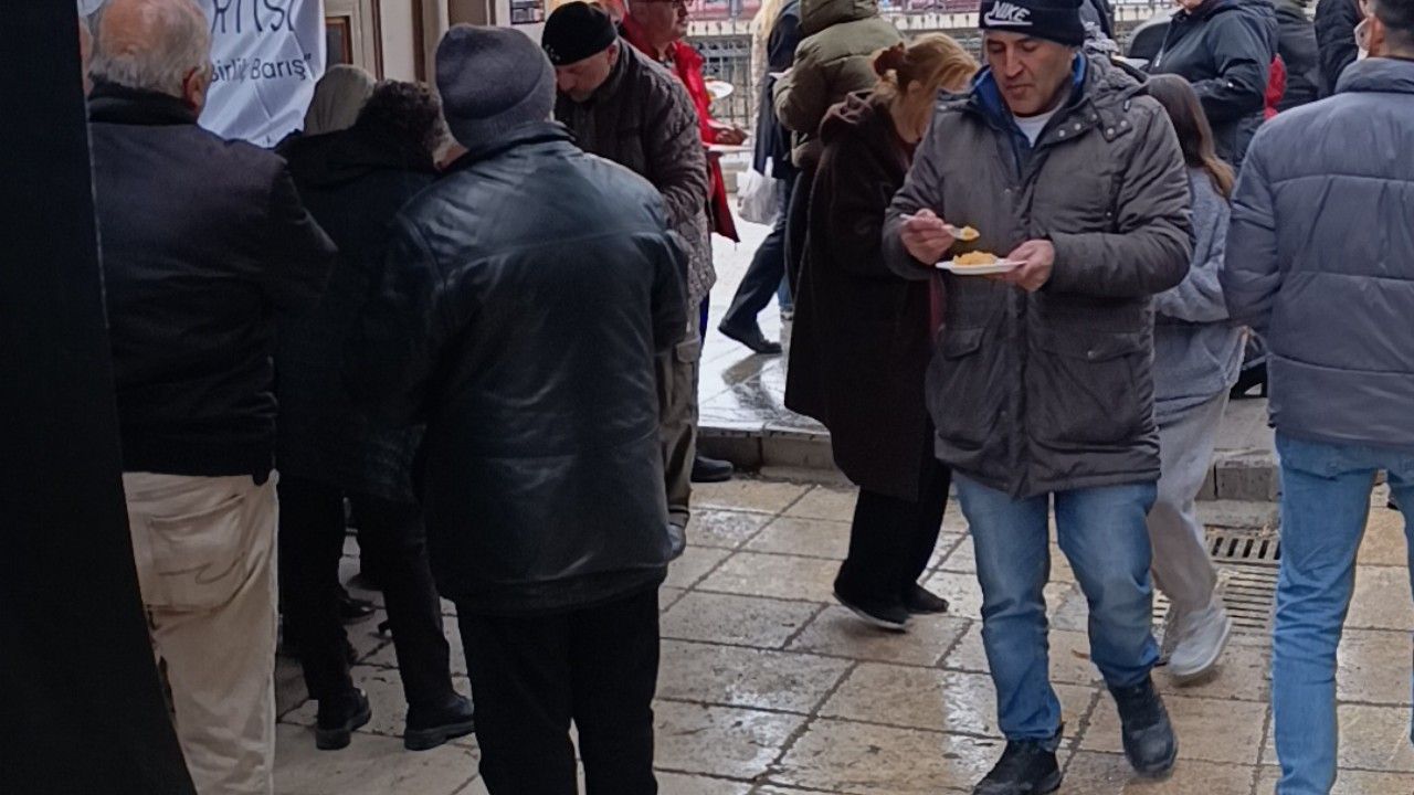 Zafer Partisinden helva ikramı