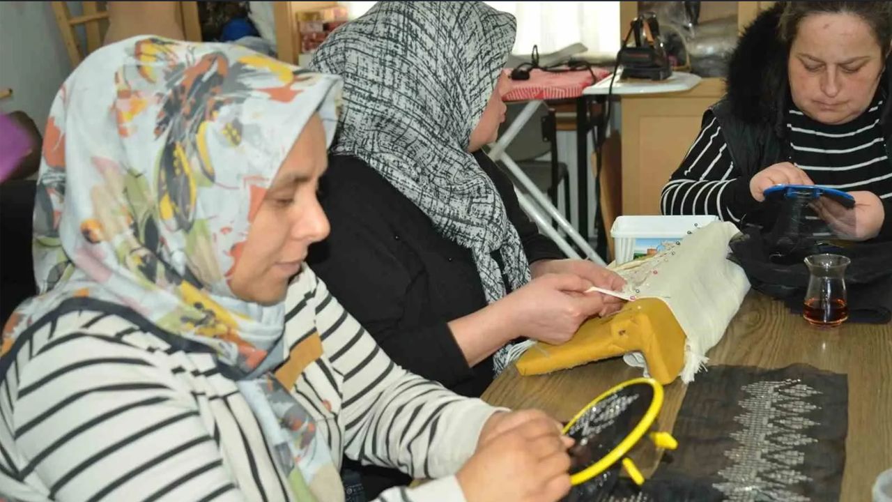Kadınlara yönelik kurslara yoğun ilgi: Hem sosyalleşiyorlar hem öğreniyorlar