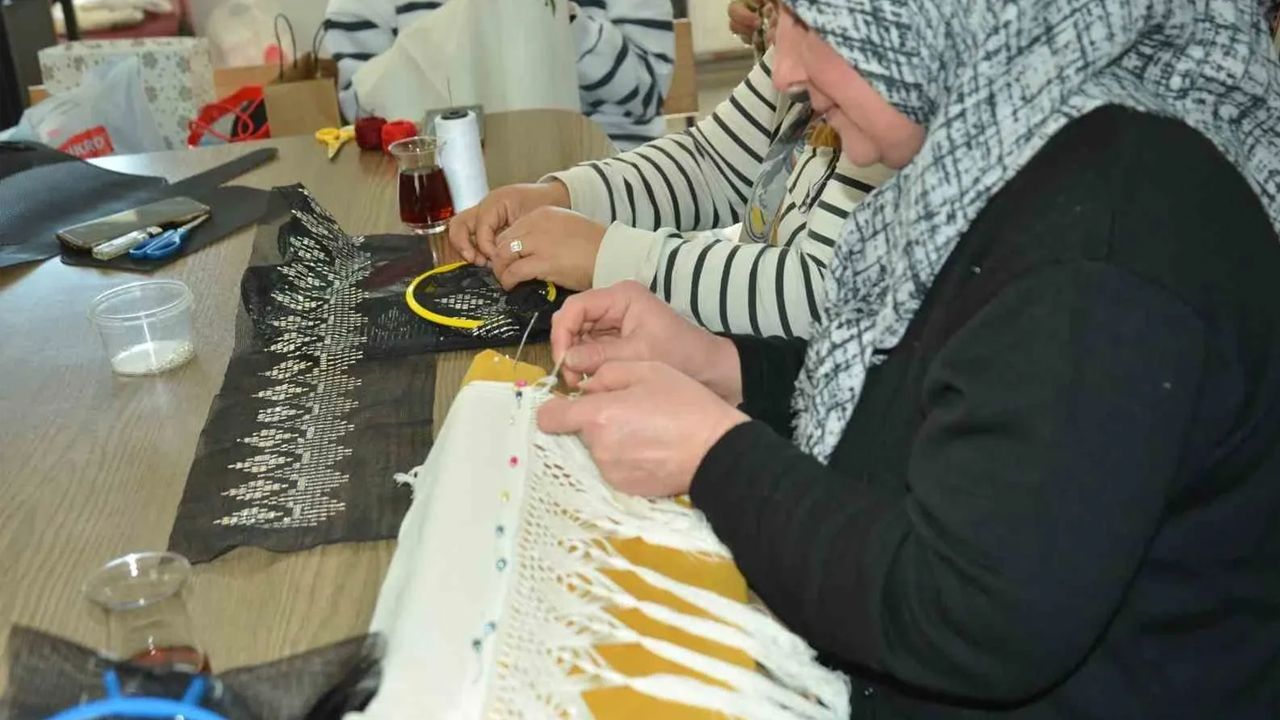 Kadınlara yönelik kurslara yoğun ilgi: Hem sosyalleşiyorlar hem öğreniyorlar