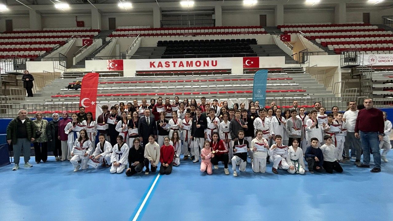 Taekwondoda madalyalar sahiplerini buldu: Sıra bölge şampiyonasında