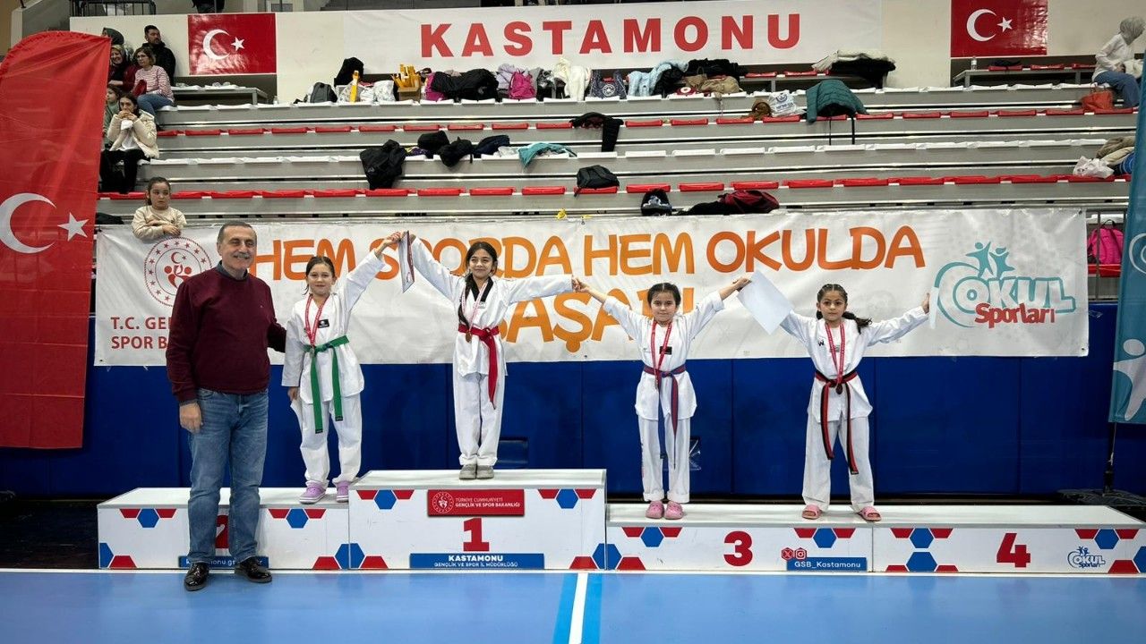 Taekwondoda madalyalar sahiplerini buldu: Sıra bölge şampiyonasında