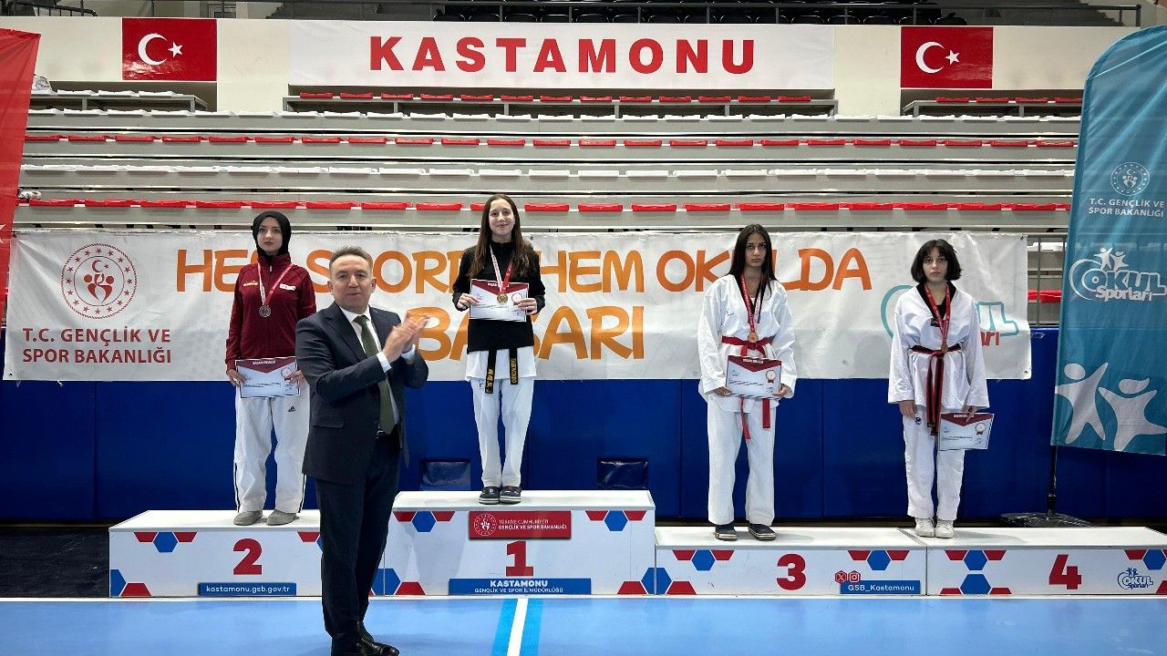 Taekwondoda madalyalar sahiplerini buldu: Sıra bölge şampiyonasında